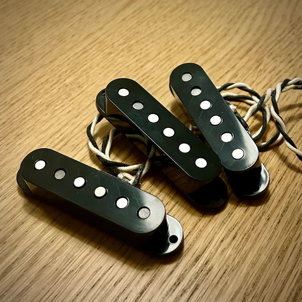 Strat-sett i sort